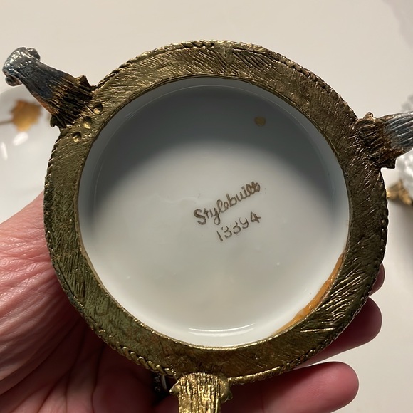 Stylebuilt Vintage powder room set: Matson 
Ormolu
Chalkware
Victorian - Picture 5 of 9